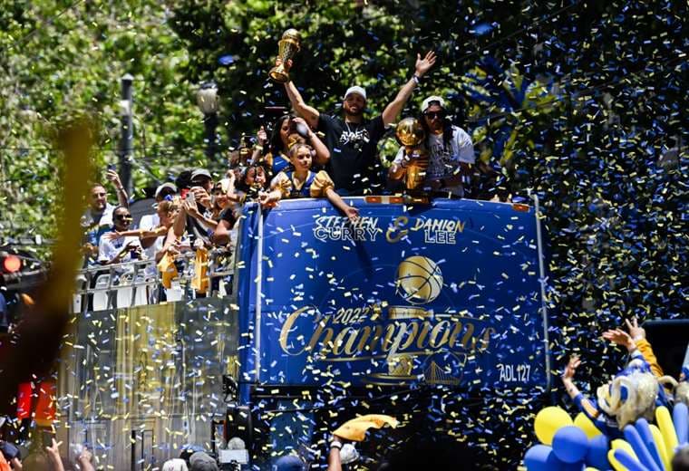 Warriors celebran con su público el título de la NBA