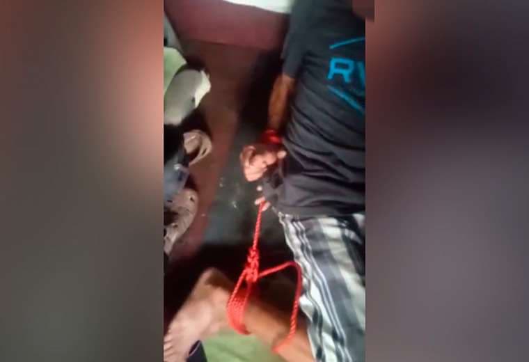 Video: Grueros rescatan a chofer de tráiler tras ser amordazado para robarle carga