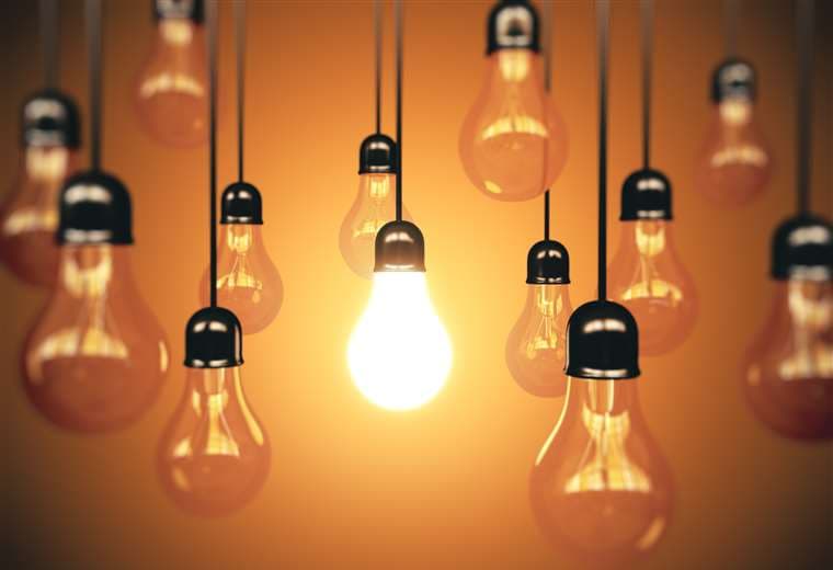 Presidente Chaves anuncia rebaja en el precio de la electricidad