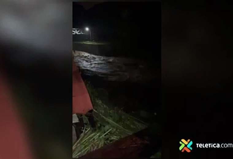 Dos derrumbes mantienen aislados a vecinos de Navarro de Cartago