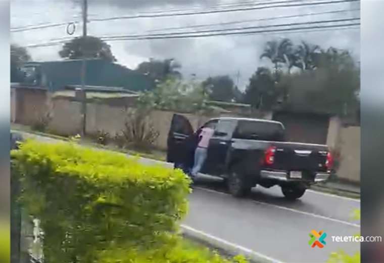 Video: Hombre intenta evitar que le roben su carro y casi lo atropellan