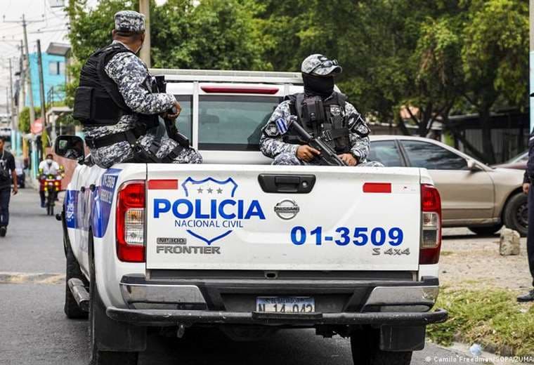 EE. UU. califica de "insostenible" régimen de excepción en El Salvador
