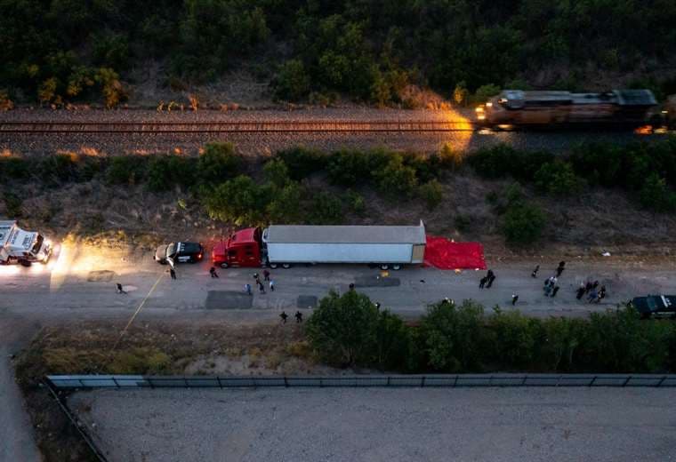 Al menos 46 muertos hallados dentro de un camión en Texas