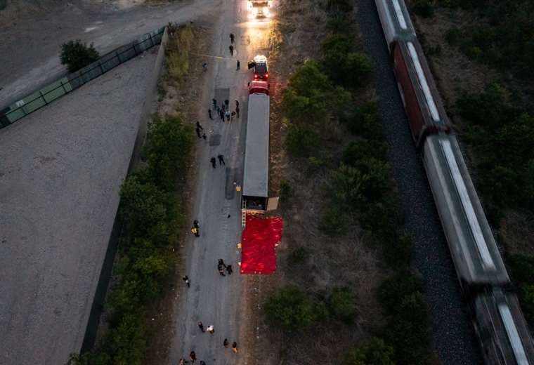 Cuatro bebés y 12 adultos hallados con vida en el furgón donde murieron 46 migrantes en Texas