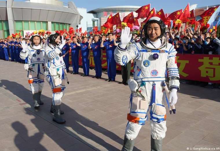 China lanza con éxito nave tripulada hacia estación espacial