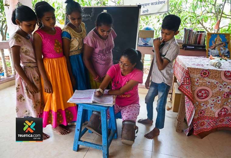 Amputada de pies y manos, una profesora india sobrevive gracias a la enseñanza