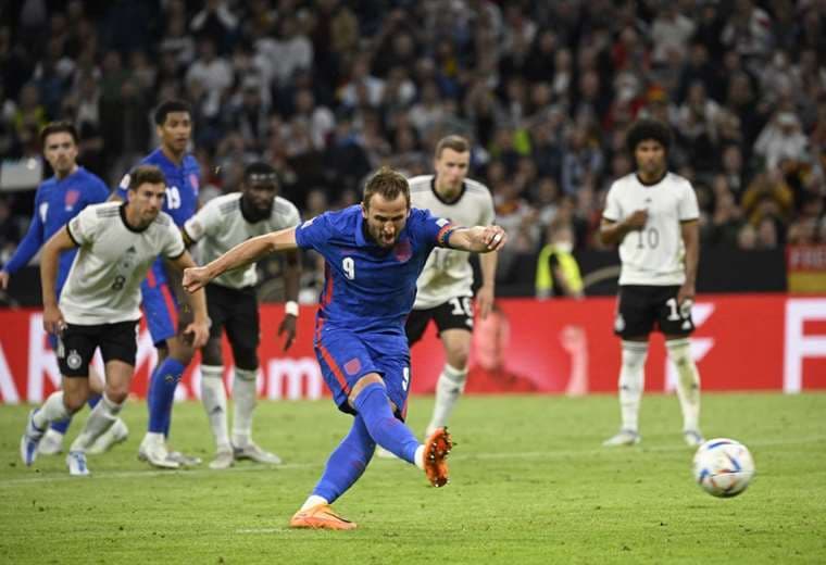 Italia lidera su grupo, Inglaterra colista pese a empatar en Alemania