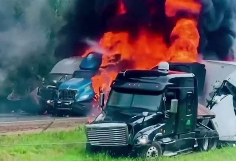 Choque múltiple en Arkansas dejó tres fallecidos y vehículos incendiados