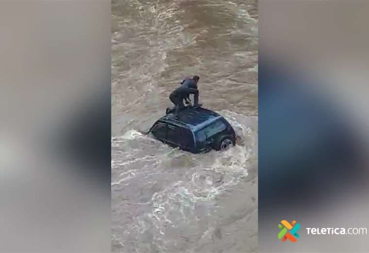 Video: Personas sobreviven en techo de carro tras ser arrastradas por río en San Carlos