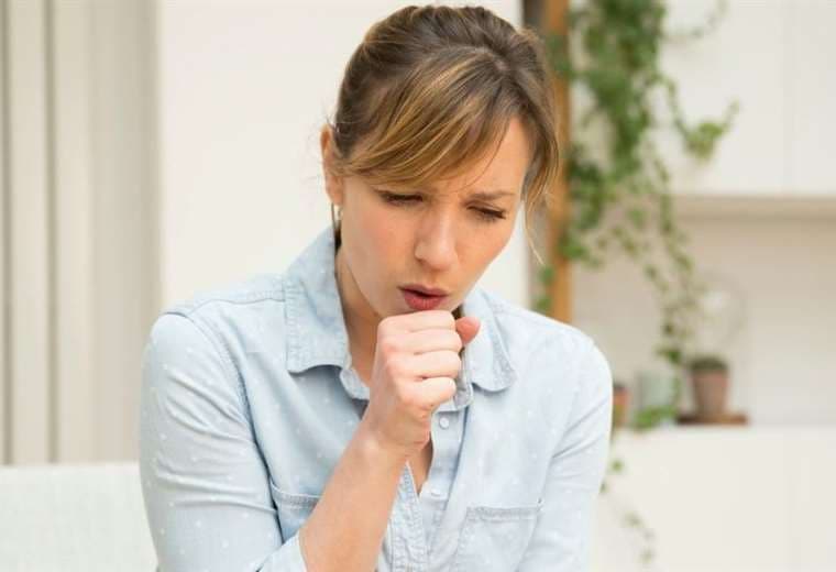 Por qué puedes seguir con tos después de recuperarte de COVID-19