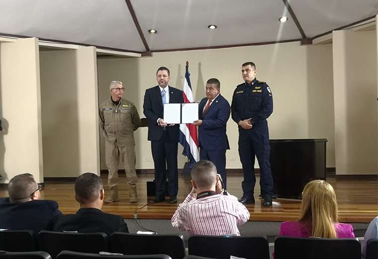Presidente firma acuerdo para convocar a las reservas de Fuerza Pública
