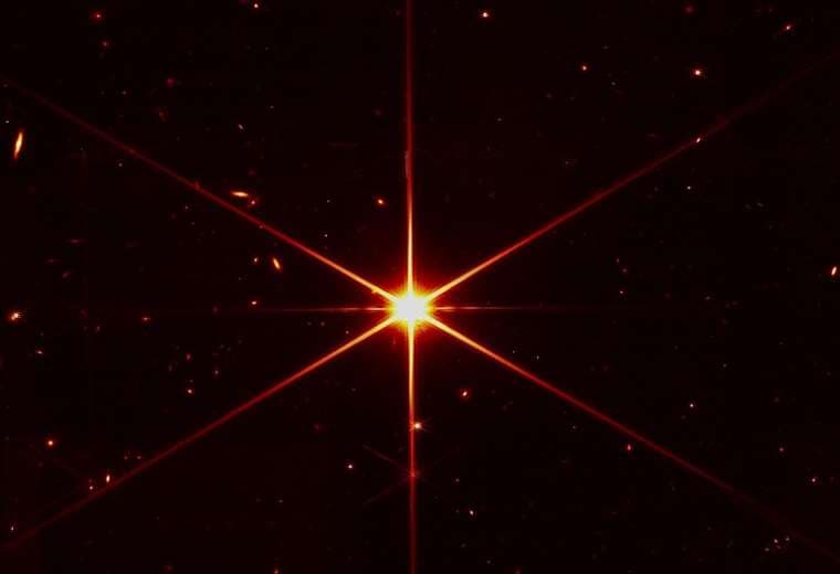 ¿Por qué el telescopio James Webb muestra las estrellas con ocho puntas?