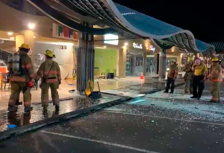 17 heridos y tres locales dañados es el saldo de explosión en centro comercial de Alajuela
