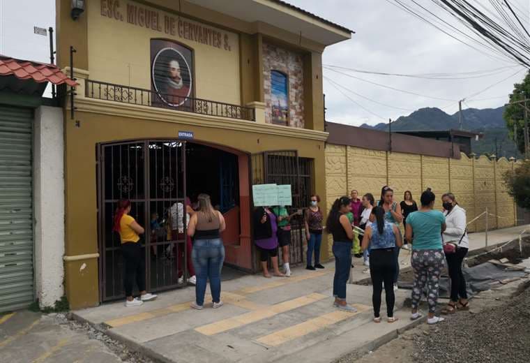 Padres protestan regreso de profesor denunciado por abusos en escuela de Hatillo 3