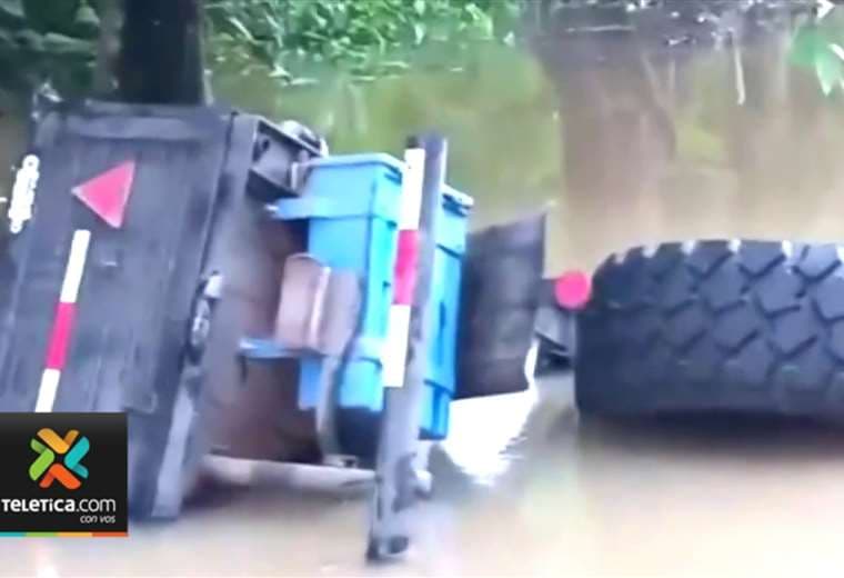 Camión que transportaba a rescatistas cayó a laguna en Upala
