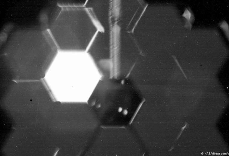 Impacto de meteorito deja daños "no corregibles" en espejo del telescopio James Webb