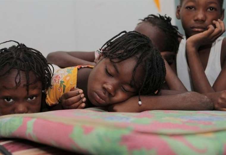 Violencia de bandas en Haití: cientos de niños se refugian en una escuela en la capital del país
