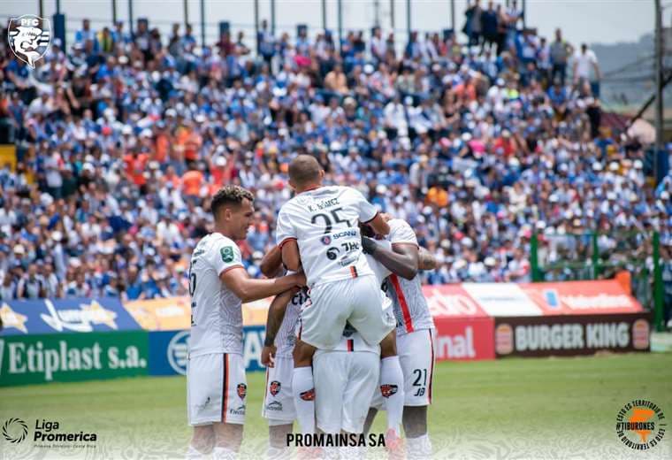 Cartaginés tiene "campeonitis": Puntarenas FC triunfa en el Fello Meza