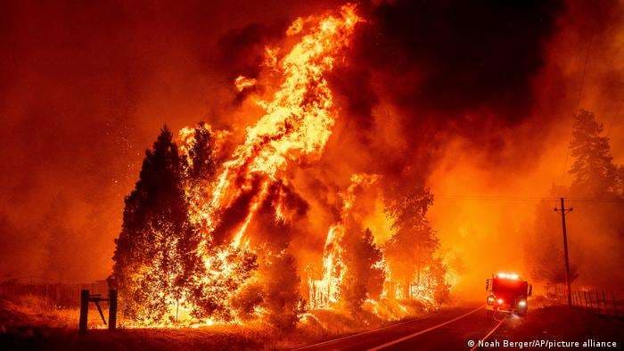 Incendio forestal arrasa en California en medio de ola de calor récord en EE. UU.
