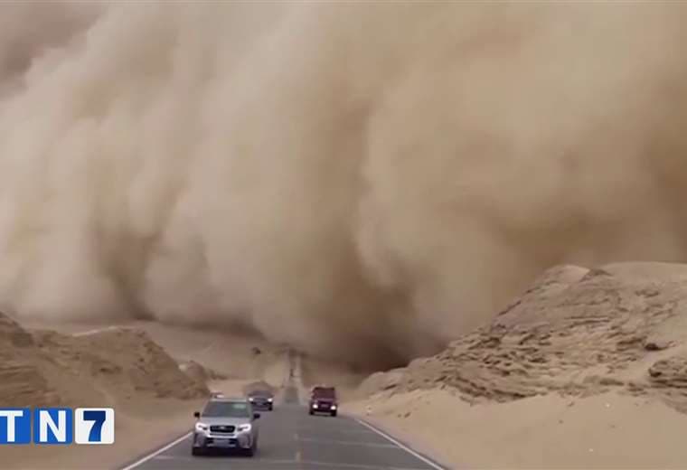 La impresionante tormenta de arena que "atrapó" a turistas y choferes en China