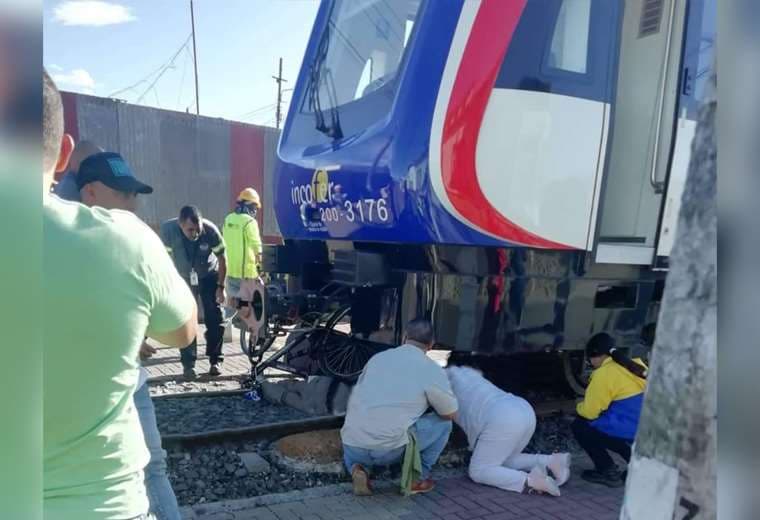 Ciclista queda grave tras ser atropellado por el tren en Cartago