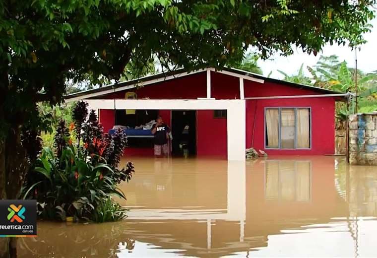 Rescatan dos familias atrapadas dentro de carro y casa por inundaciones