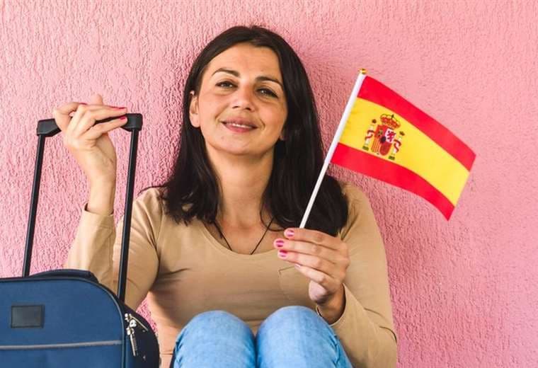 Cambios en ley migratoria permitirán a miles de extranjeros trabajar y residir en España