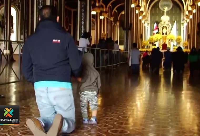Ni lluvia ni sol son obstáculo para romeros que siguen llegando a la Basílica de Los Ángeles