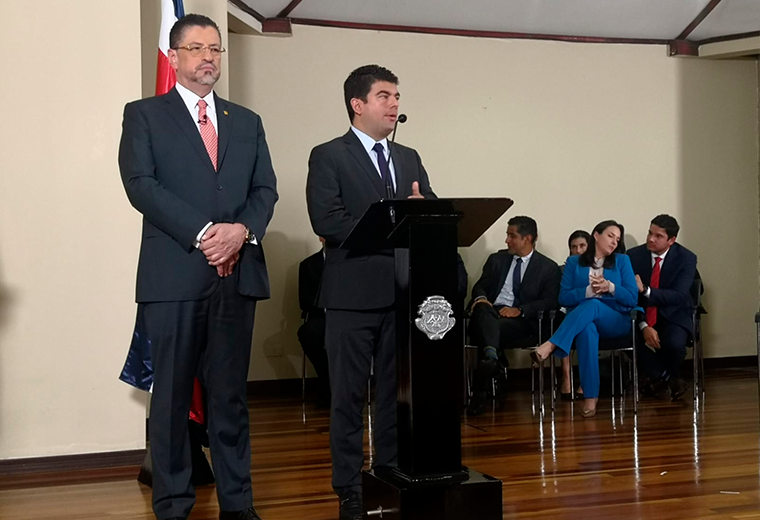 Rodrigo Chaves destituye a presidente de la Caja por desacuerdo en aumento salarial de funcionarios