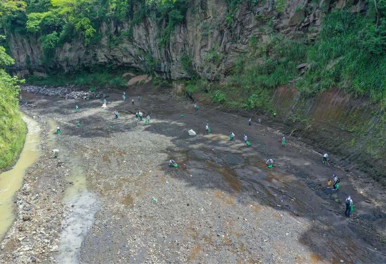 Campaña nacional pretende retirar 200 mil toneladas de plástico en ríos para 2030