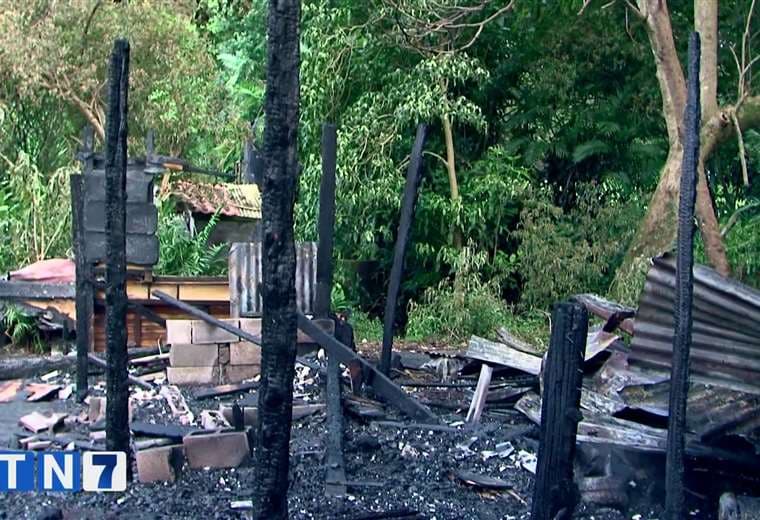Video: Adulto mayor logró escapar de su casa mientras era consumida por las llamas
