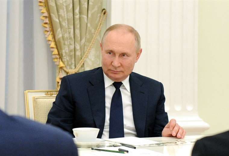 Putin reta a Occidente a que lo "intenten vencer en el campo de batalla"