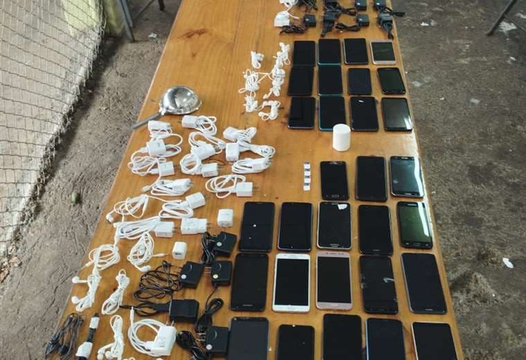 Policías decomisaron 35 celulares y cocaína a dos privados de libertad, en menos de una hora