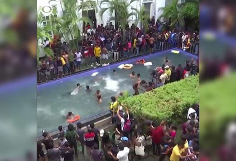Chapuzón de la victoria en la piscina del palacio presidencial de Sri Lanka