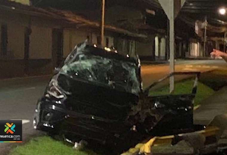 Cámara grabó instante cuando carro se estrella en peligrosa esquina de Santo Domingo