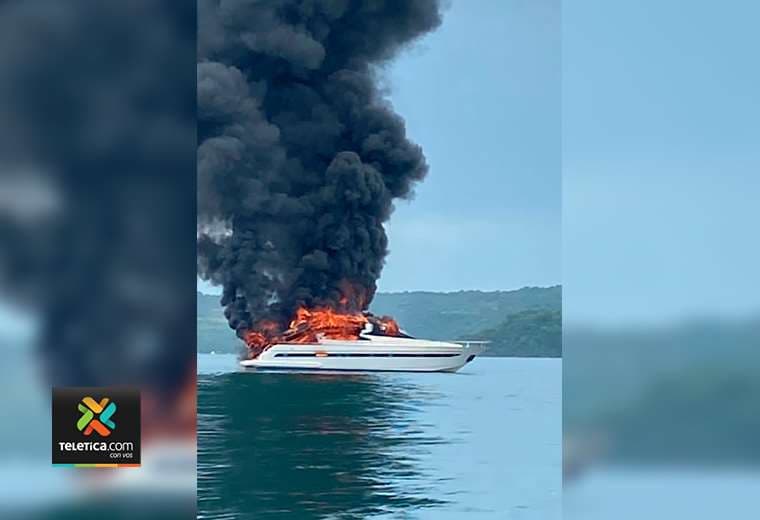Video: Yate arde en llamas y se quema por completo en el Golfo de Papagayo