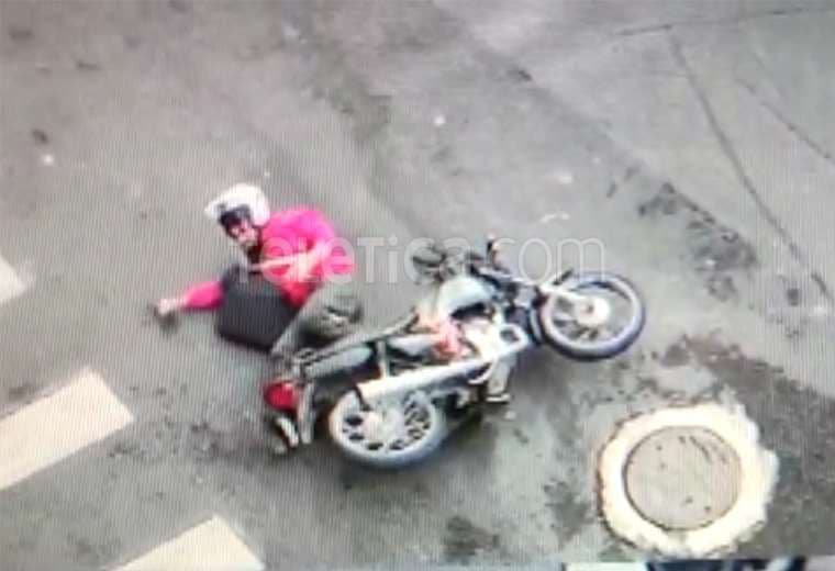 Video: Carro atropella a joven y, en segundos, su moto prende fuego