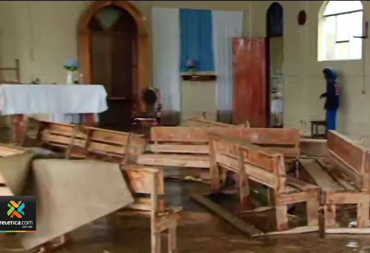 Iglesia, CEN-CINAI y casas de Orosi amanecieron muy afectadas tras las lluvias