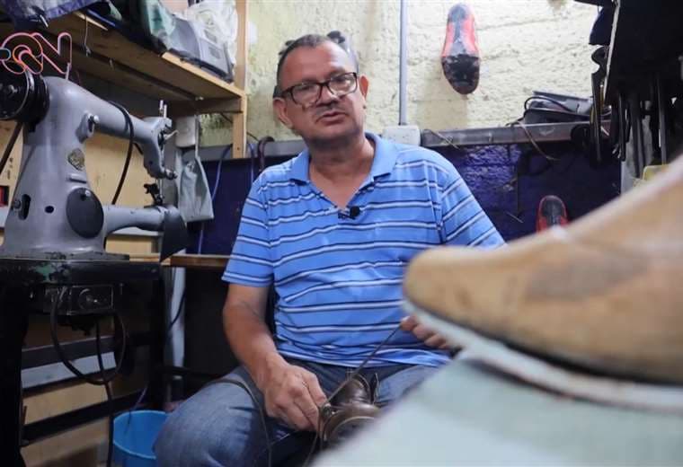 Zapatero desde los 12 años, Ricardo Moya es el rey del calzado en Barrio Amón