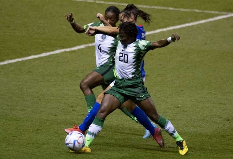 Nigeria sacó la tarea ante Francia en un partido marcado por la fuerte lluvia