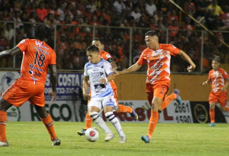 Puntarenas FC muestra sus primeras grietas en el armazón y Saprissa le pisa los talones