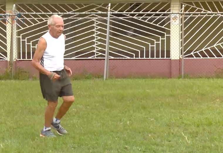 Con 81 años, don Álvaro es el mejor compañero para salir a correr