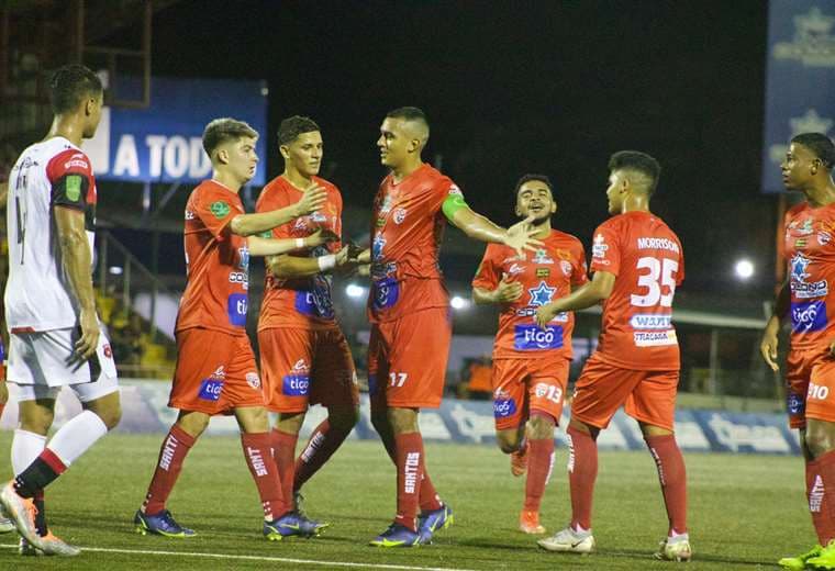 Santos consigue su primer triunfo en el torneo al sorprender a Alajuelense