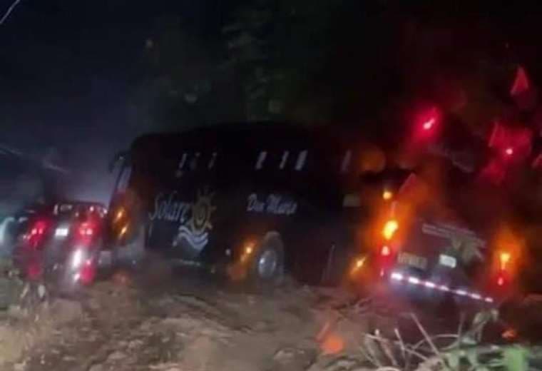 Video: Jugadores de Puntarenas FC remolcaron autobús para sacarlo del barro