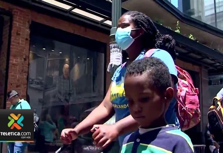 Madre venezolana y su hijo piden ayuda en San José para continuar camino hacia EE. UU. 