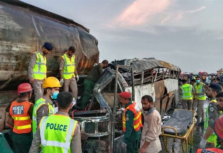 Veinte personas mueren quemadas en accidente de bus en Pakistán