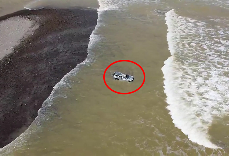 Video: Conductor cruza río, es arrastrado al mar y cuerpo aparece a 32 km de distancia
