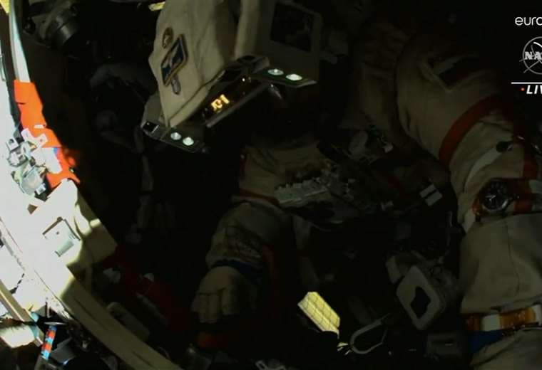 Cosmonauta sufre falla en su traje en plena caminata espacial