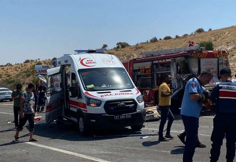 Tragedia en Turquía: bus choca con ambulancia y deja 16 muertos