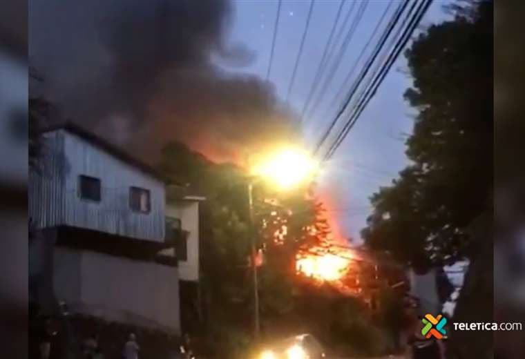 Bomberos atiende dos incendios en menos de una hora en Cartago y Alajuela